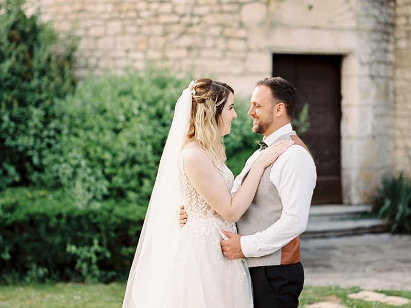 Une Célébration Magique : Le Mariage d’Adam et Chloe au Château du Raysse